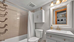 Douche, sèche-cheveux, savon, shampoing