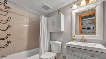 Douche, sèche-cheveux, savon, shampoing