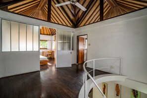 Schreibtisch, laptopgeeigneter Arbeitsplatz, kostenloses WLAN