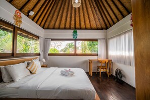 Schreibtisch, laptopgeeigneter Arbeitsplatz, kostenloses WLAN