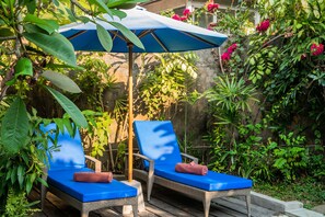 Außenpool, Sonnenschirme, Liegestühle