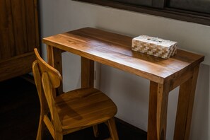 Schreibtisch, laptopgeeigneter Arbeitsplatz, kostenloses WLAN