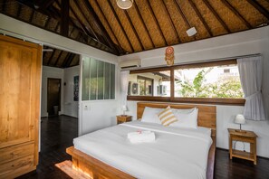 Een bureau, een laptopwerkplek, gratis wifi, beddengoed