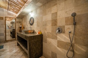 Shower, free toiletries, bidet, towels - Dream Villa (Legian)