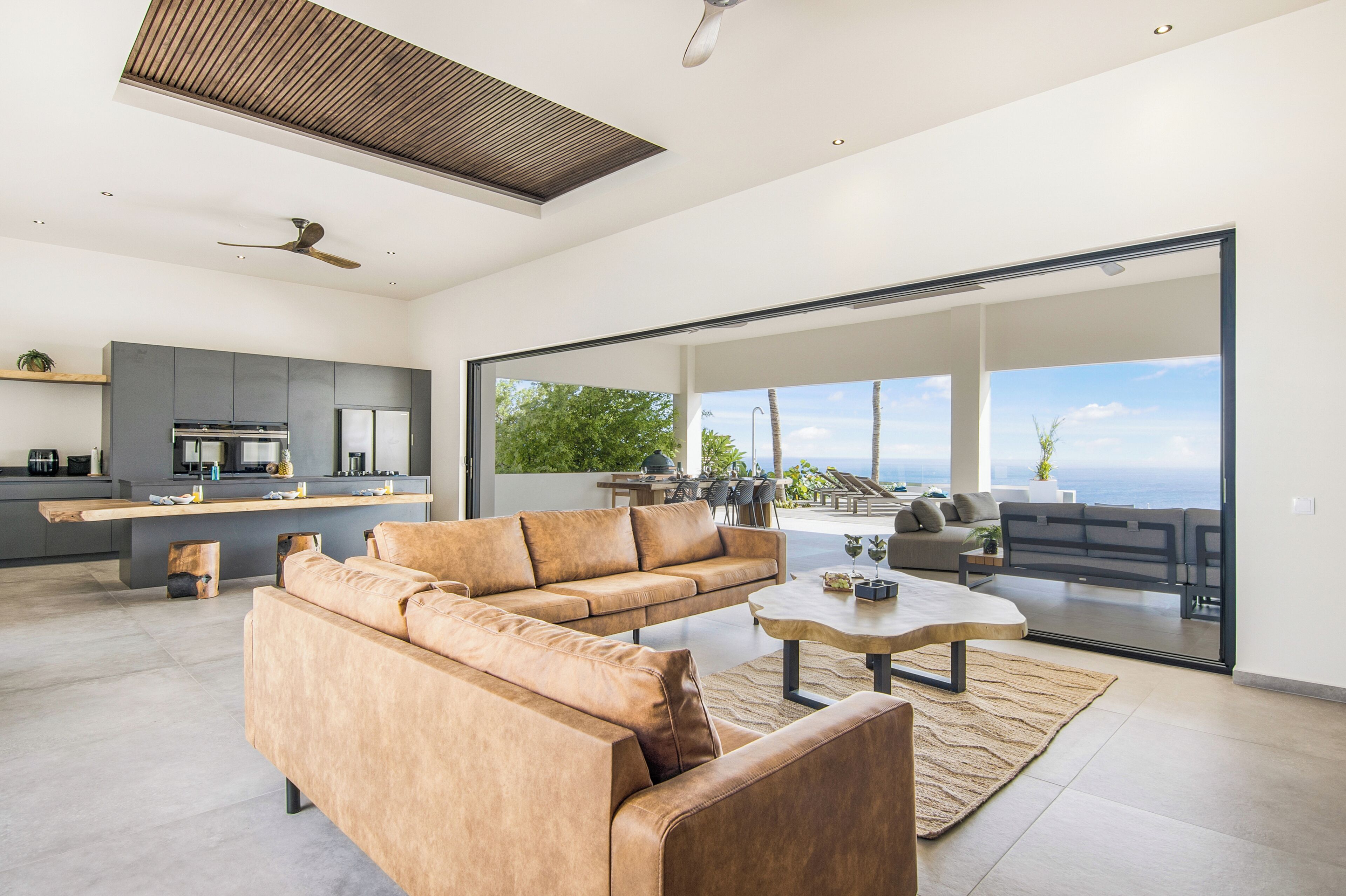 Smart TV, chimenea, estéreo