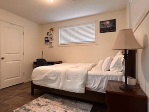 1 bedroom, desk, iron/ironing board, free WiFi - Entire suite Neighboring RCMP, Stadium and Airport. (Regina)