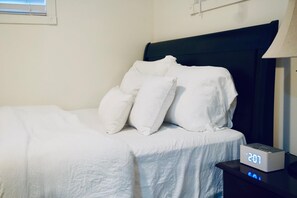 1 bedroom, desk, iron/ironing board, free WiFi - Entire suite Neighboring RCMP, Stadium and Airport. (Regina)