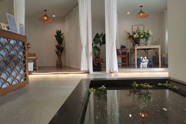 Lobby lounge