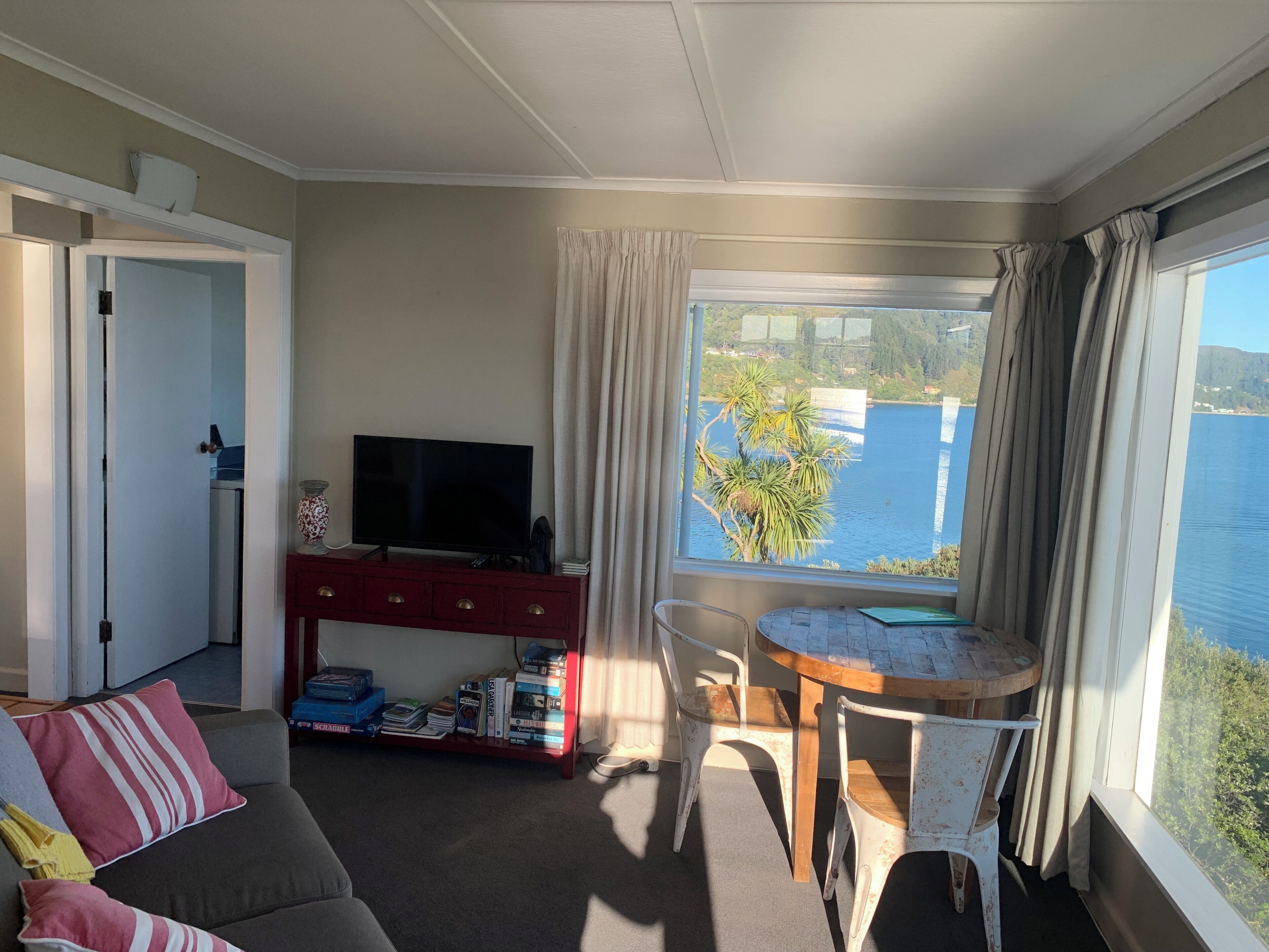 Private & Cosy 1 Bedroom. Amazing Sea Views, 1 Minute Away From The Beach. - Lower Hutt