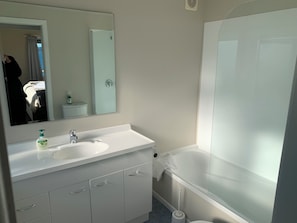 Hair dryer, towels, soap, shampoo - Private & cosy 1 bedroom. Amazing sea views, 1 minute away from the beach. (Lower Hutt)