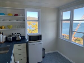 Fridge, microwave, oven, stovetop - Private & cosy 1 bedroom. Amazing sea views, 1 minute away from the beach. (Lower Hutt)