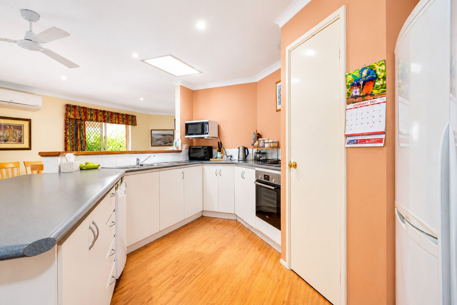Comfort House | Private kitchen | Full-size fridge, microwave, oven, stovetop