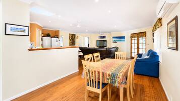 Comfort House | In-room dining
