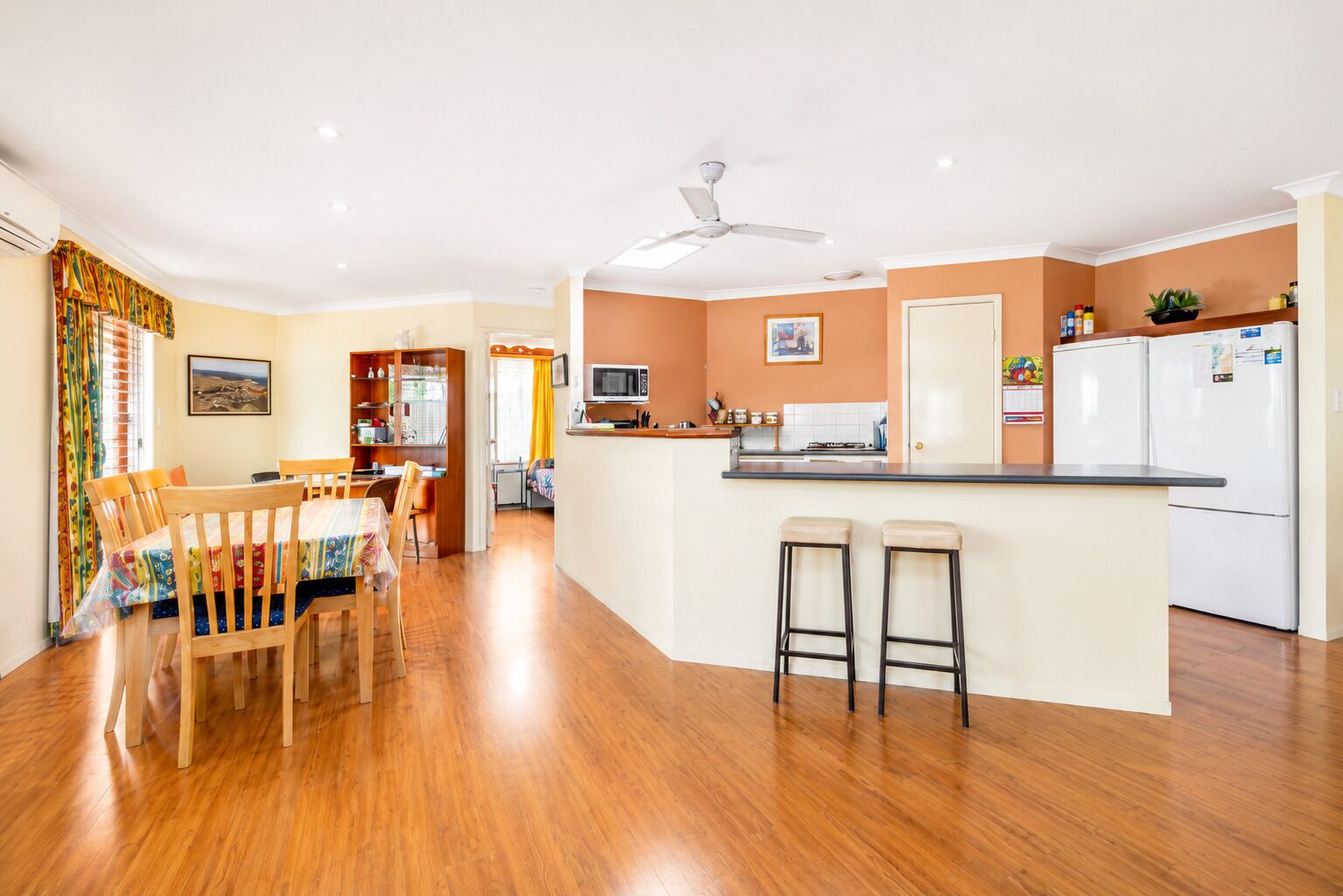 Comfort House | Private kitchen | Full-size fridge, microwave, oven, stovetop