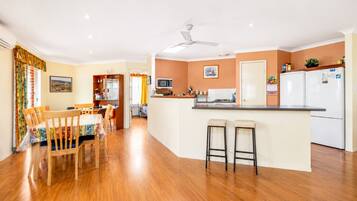 Comfort House | Private kitchen | Full-size fridge, microwave, oven, stovetop