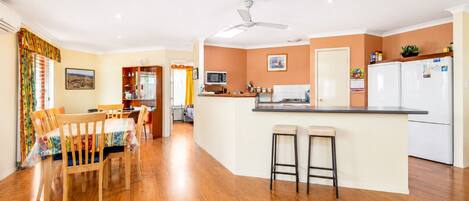 Comfort House | Private kitchen | Full-size fridge, microwave, oven, stovetop
