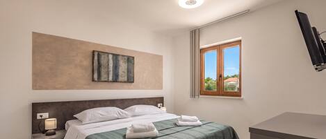 Family Villa, 3 Bedrooms, Balcony (3BR Istrian Villa Erla w/ Private) | 3 bedrooms, in-room safe