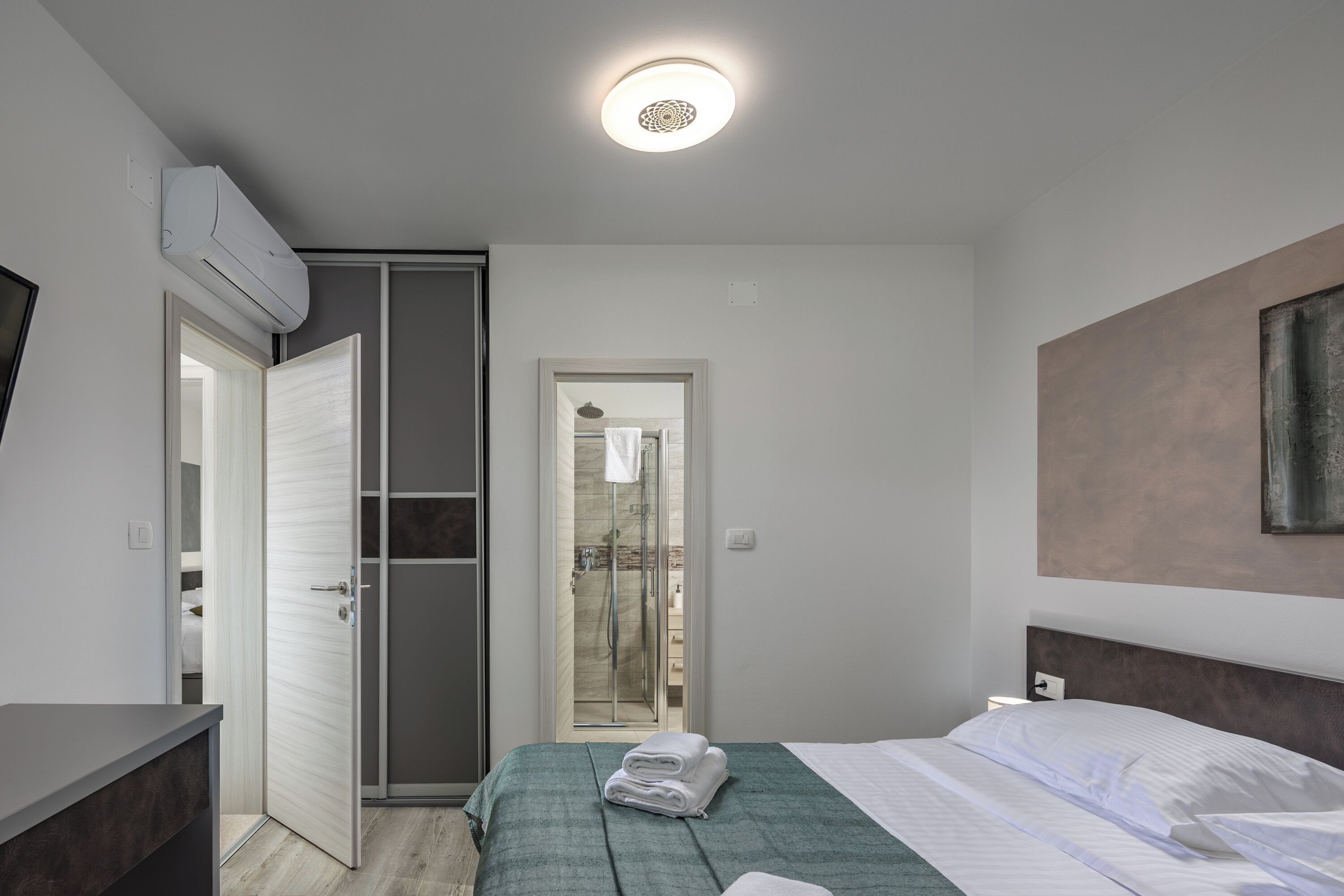 3 bedrooms, in-room safe, iron/ironing board, free WiFi