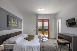 Perhehuvila, useita makuuhuoneita (Villa Erla) | 3 makuuhuonetta, tallelokero huoneessa, silitysrauta/-lauta