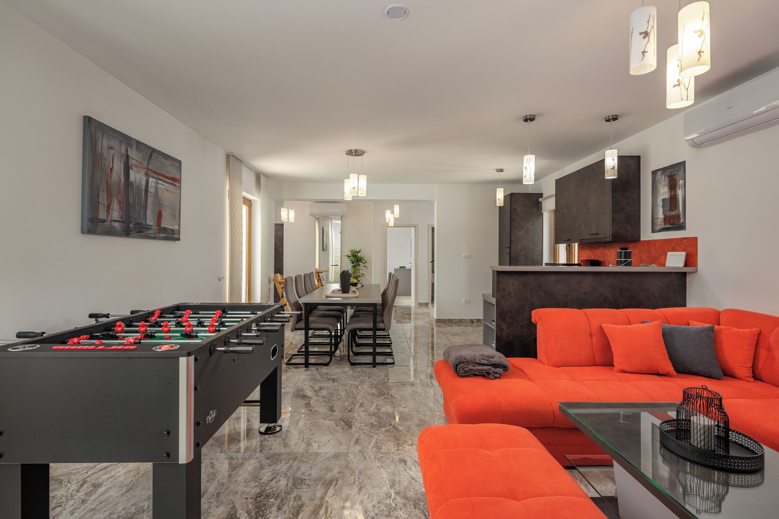 TV màn hình phẳng 21-inch có truyền hình vệ tinh, máy chơi game 