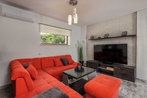 Family Villa, 3 Bedrooms (Countryside Villa Katarina) | Living area | 21-inch flat-screen TV with satellite channels, video-game console - Villa Erla (Sveta Nedelja)