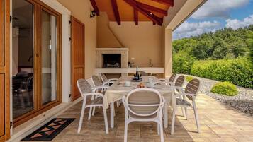 Family Villa, Multiple Bedrooms (Villa Erla) | Outdoor dining