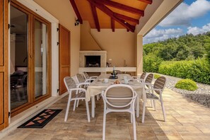 Perhehuvila, useita makuuhuoneita (Villa Erla) | Ulkoruokailutilat