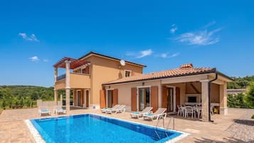 Biệt thự dành cho gia đình, 3 phòng ngủ, ban công (3BR Istrian Villa Erla w/ Private) | Hồ bơi | Hồ bơi ngoài trời phục vụ theo mùa
