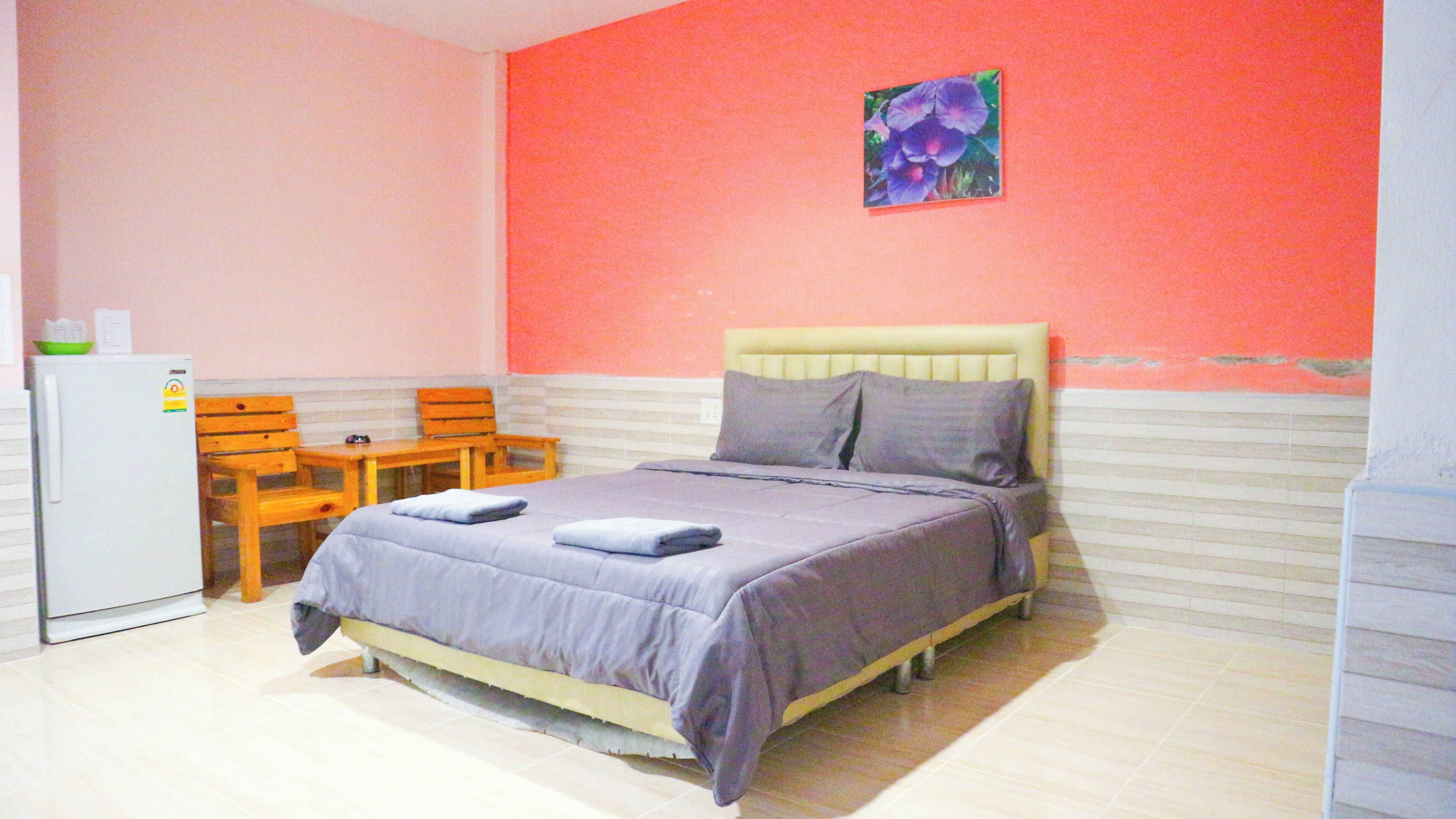 Une chambre à coucher avec un lit, un bureau et une chaise.