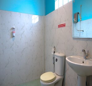 Shower, towels - The Moon Resort Phetchaburi (Phetchaburi)