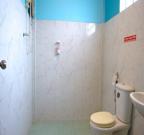 Deluxe Double Room | Bathroom | Shower, towels