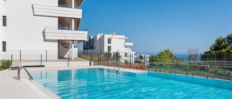 Una piscina al aire libre