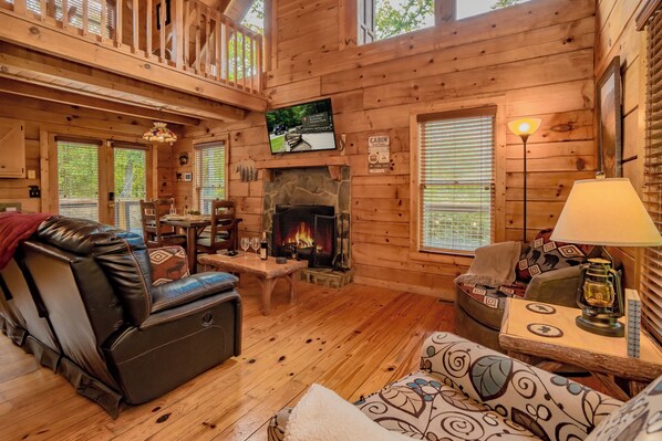 Smart TV, fireplace, books - New Listing!! Quiet and secluded yet minutes to shopping, dining and attractions (Sevierville)