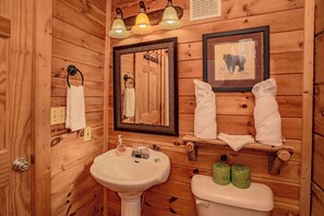 Towels, soap, toilet paper - New Listing!! Quiet and secluded yet minutes to shopping, dining and attractions (Sevierville)