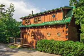 Exterior - New Listing!! Quiet and secluded yet minutes to shopping, dining and attractions (Sevierville)