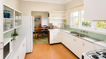 Basic House | Private kitchen | Full-sized fridge, microwave, oven, stovetop