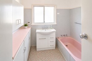 Basic-Haus | Badezimmer | Kostenlose Toilettenartikel, Haartrockner, Handtücher, Seife