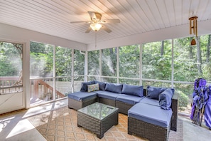 TV, books - Anderson Retreat: Private Hot Tub & Kayaks! (Anderson)
