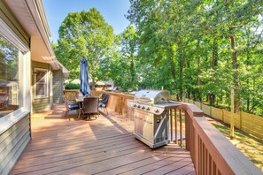 Outdoor dining - Anderson Retreat: Private Hot Tub & Kayaks! (Anderson)