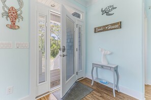 Interior - Great Location Near Beach, Walk to Restaurants and shops, Fenced in Back Yard (Oak Island)