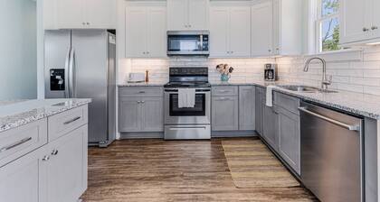 Great Location Near Beach, Walk to Restaurants and shops, Fenced in Back Yard