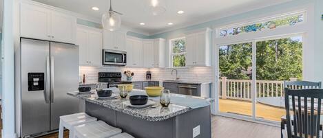 Réfrigérateur, micro-ondes, lave-vaisselle, cafetière/bouilloire