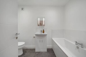 Douche, sèche-cheveux, serviettes fournies