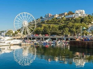 Marina - Modern Apartment, Balcony w/ Sea Views & Parking (Torbay)