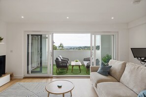 TV, stereo, offices - Modern Apartment, Balcony w/ Sea Views & Parking (Torbay)