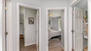 Fer et planche à repasser, lit parapluie, Wi-Fi, draps fournis