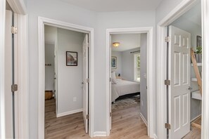 4 slaapkamers, een strijkplank/strijkijzer, reisbedje, wifi