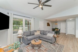 テレビ、書斎 / ワークスペース