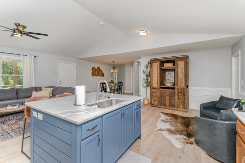 Relaxing Belmont Escape, 4BR, Pet Friendly