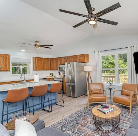 TV, offices. Relaxing Belmont Escape, 4BR, Pet Friendly